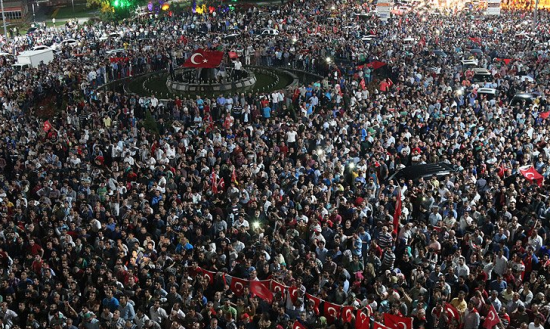 Tüm Türkiye darbeye karşı ayakta